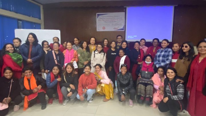 अपाङ्गता भएका महिलाहरु सहजकर्तासँग सामुहिक तस्विर खिचाउँदै । तस्विरमा ३० जना अपाङ्गता भएका महिला तालिम आयोजना भउको स्थान होटल हार्दिक बाग बजारको हलमा