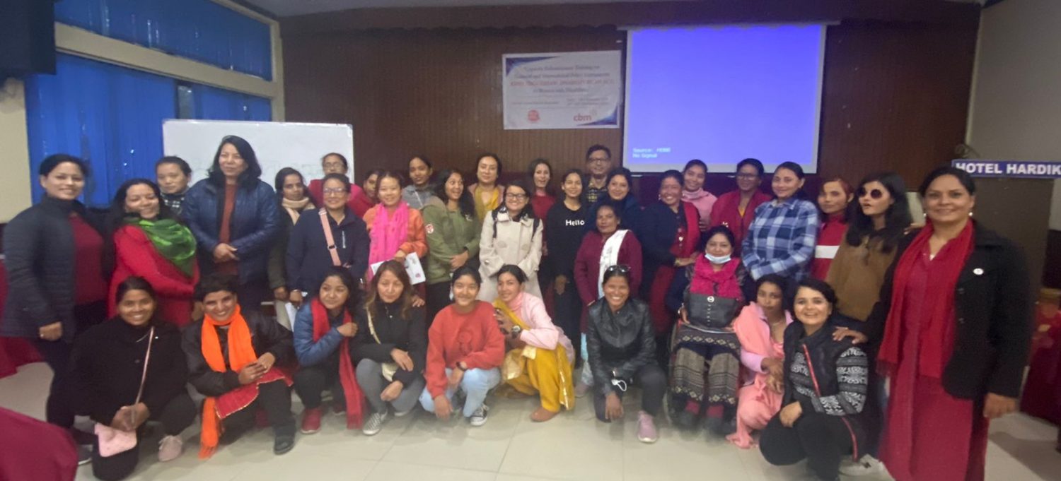 अपाङ्गता भएका महिलाहरु सहजकर्तासँग सामुहिक तस्विर खिचाउँदै । तस्विरमा ३० जना अपाङ्गता भएका महिला तालिम आयोजना भउको स्थान होटल हार्दिक बाग बजारको हलमा