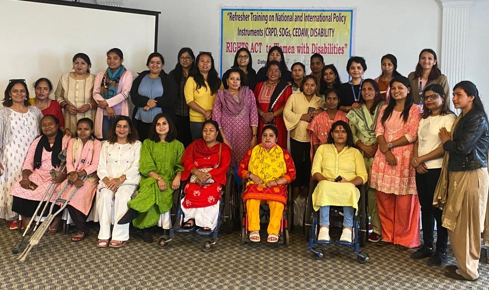 सामूहिक तस्विर खिचाउँदै तालिममा सहभागी