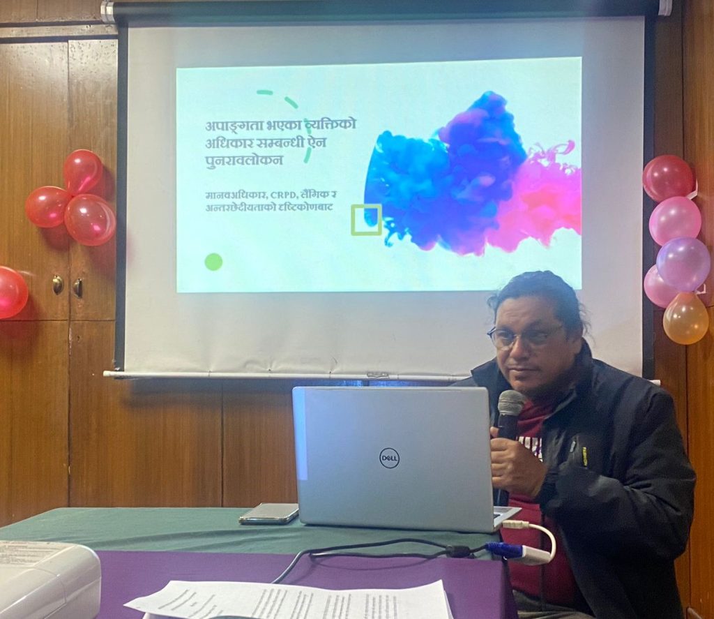 मनिष प्रसाईं प्रस्तुती दिंदै