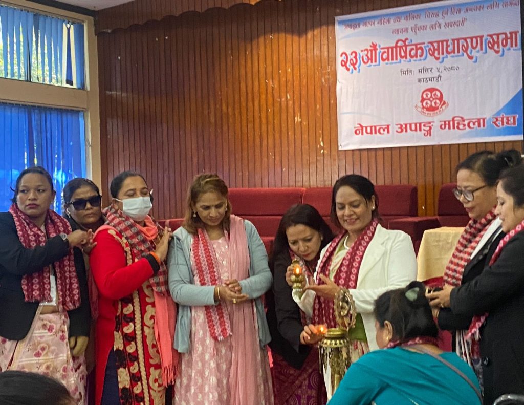 संघका अध्यक्ष टीका दाहाल पानसमा बत्ती बालेर उद्घाटन गर्दै । साथमा पूर्व अध्यक्ष निर्मला धिताल अपाध्यक्ष मिना पौडेल दायाँवाया उभिनु भएको छ