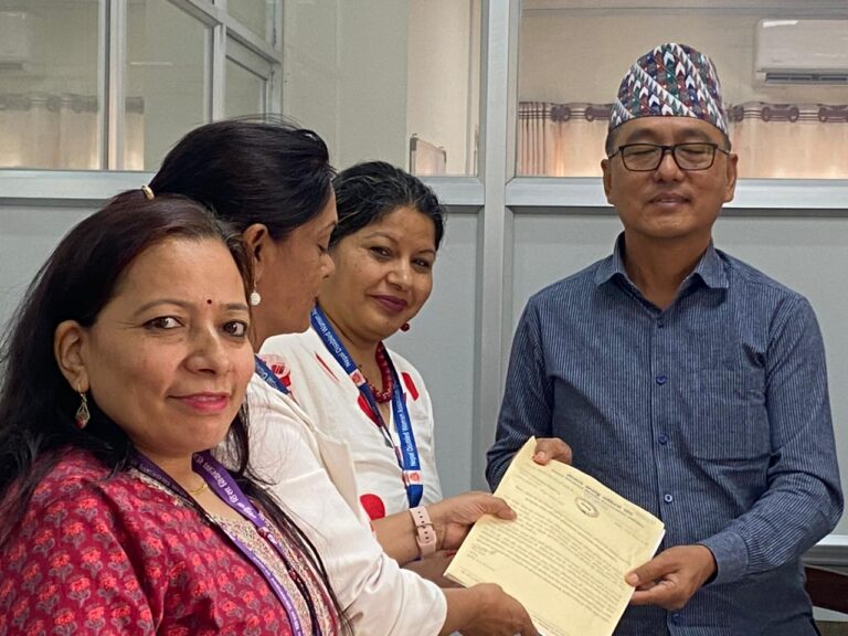 संसद सदस्यहरूलाई सुरक्षित मातृत्व तथा प्रजनन स्वास्थ्य अधिकार ऐनको तिन महले हस्तान्तरण